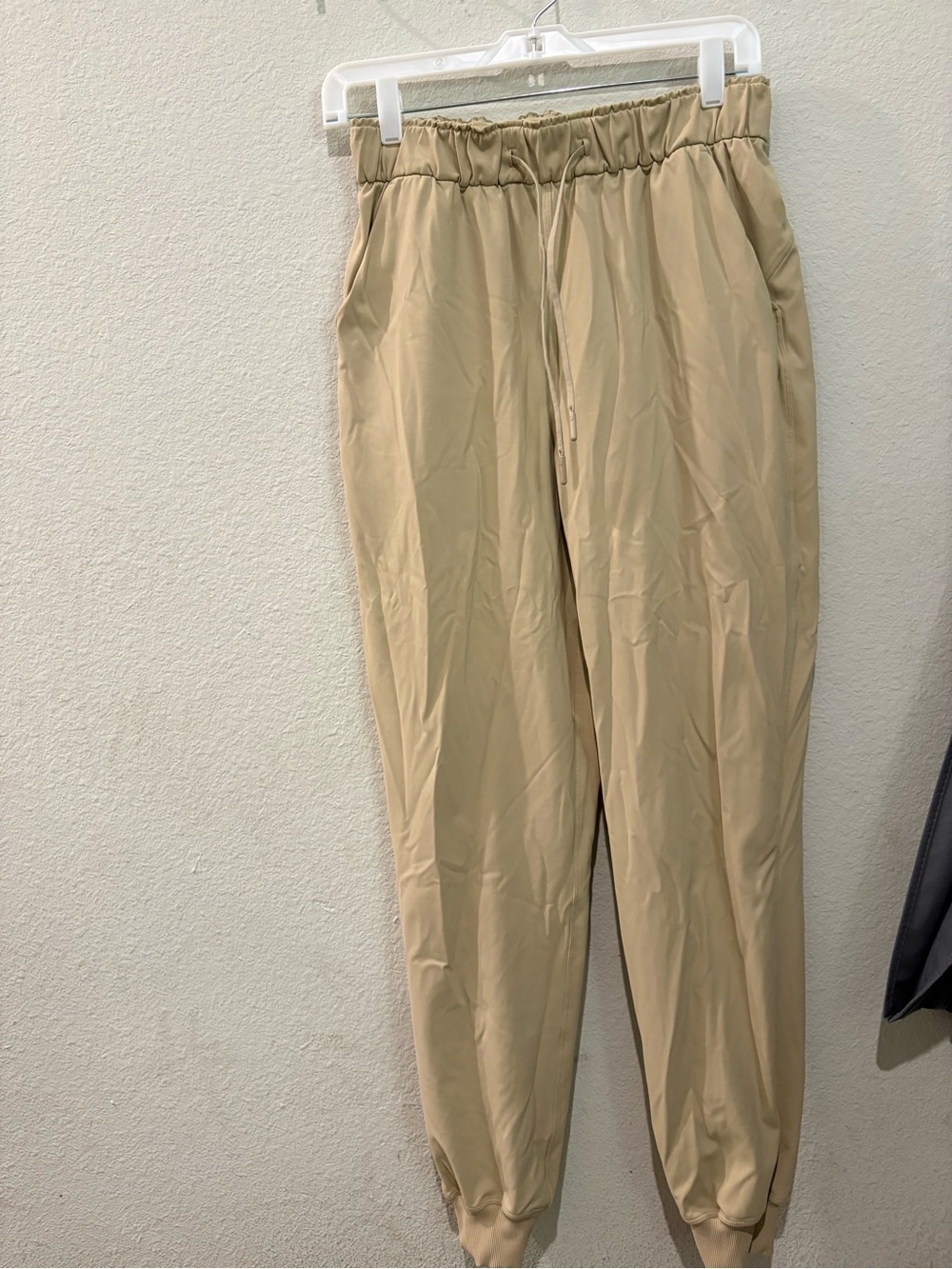lululemon athletica women’s Lightweight Drawstring Joggers in Khaki